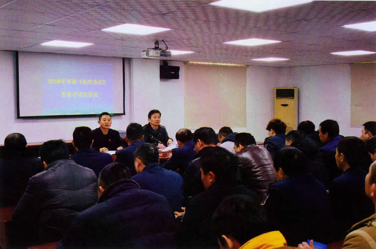 謝軍紅(前左)為保安員授課