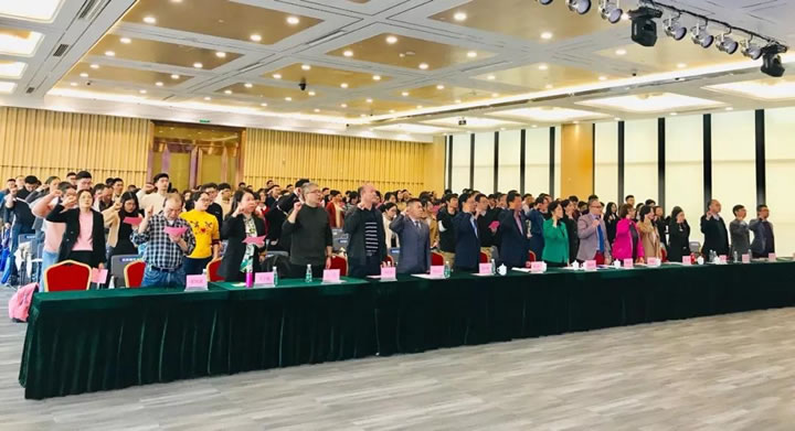 全體起立宣誓市場質量信用承諾倡議